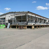 Einrüstung des Gebäudes für Dachsanierung und -klempnerarbeiten