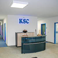 Gestaltung des Empfangsbereiches und der Flure in den Firmen-Farben