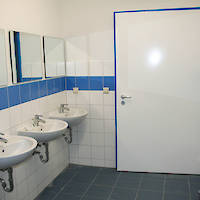 Neubau von Wasch- , Dusch- und Umkleidebereichen in den Firmen-Farben